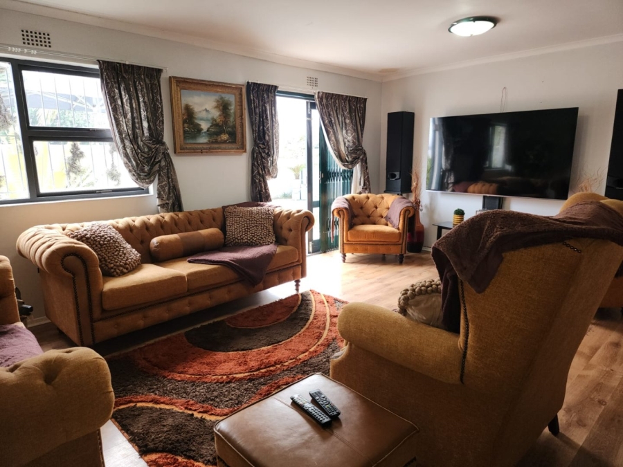 3 Bedroom Property for Sale in Loucharmante Western Cape